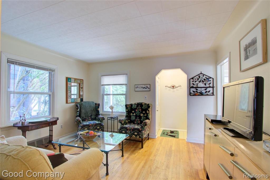 2284 Cambridge Road Berkley, MI 48072 - Photo 5 of 32