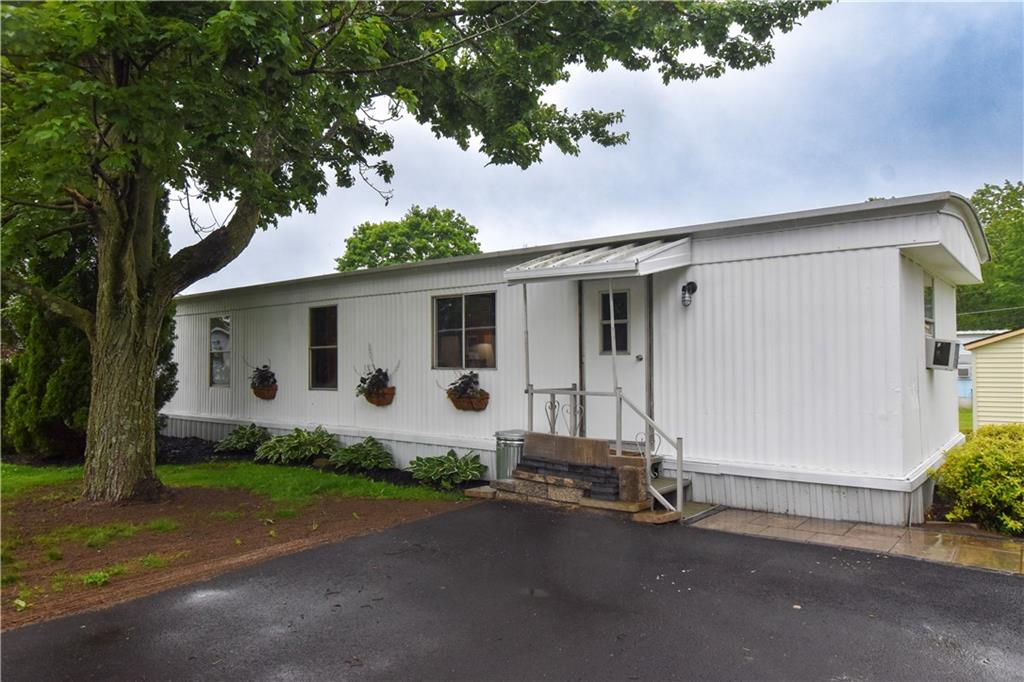 a view of a house with backyard and garden