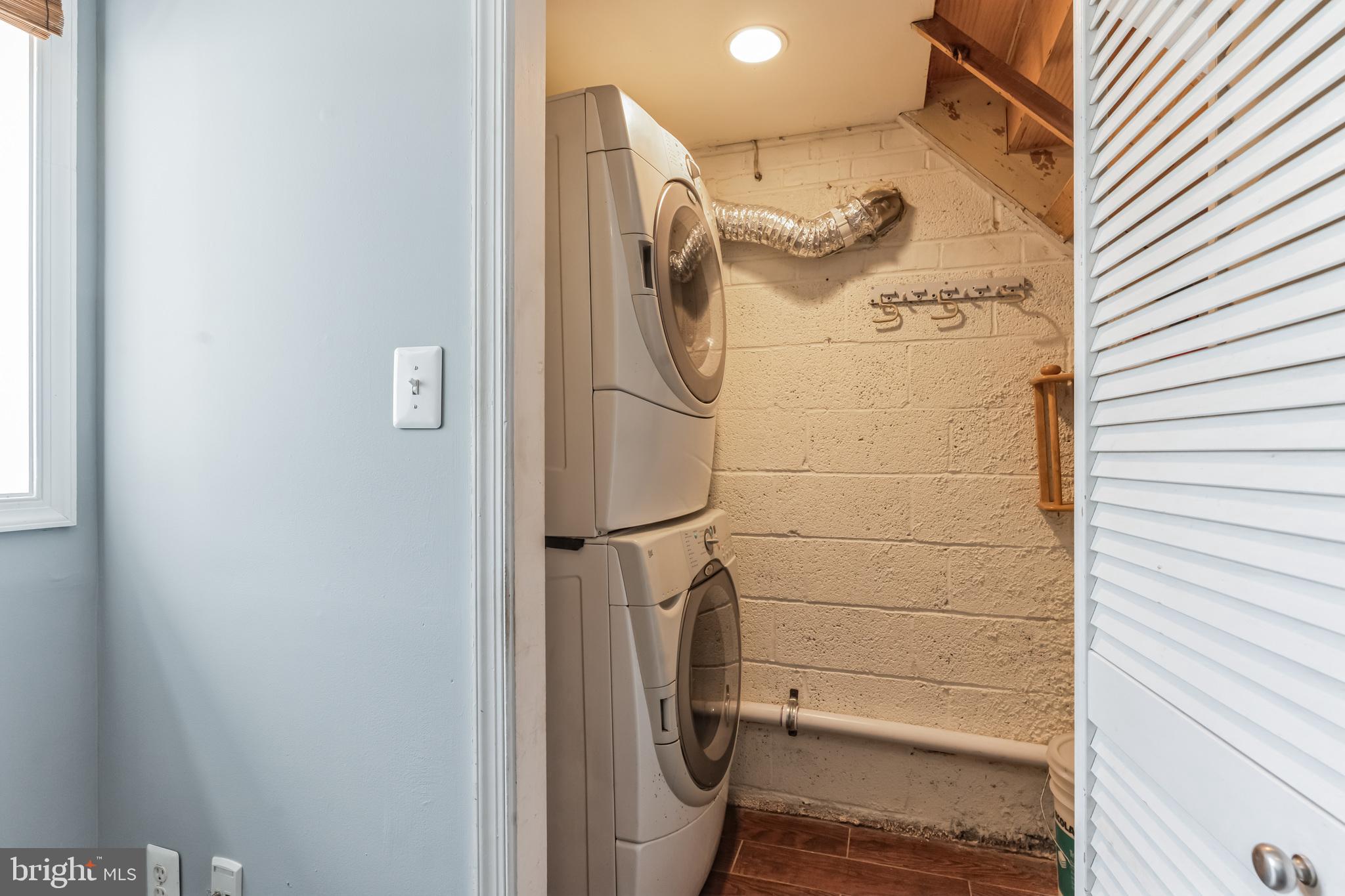 1316 South Buchanan Street Arlington, VA 22204 - Photo 17 of 28 a bathroom with a shower