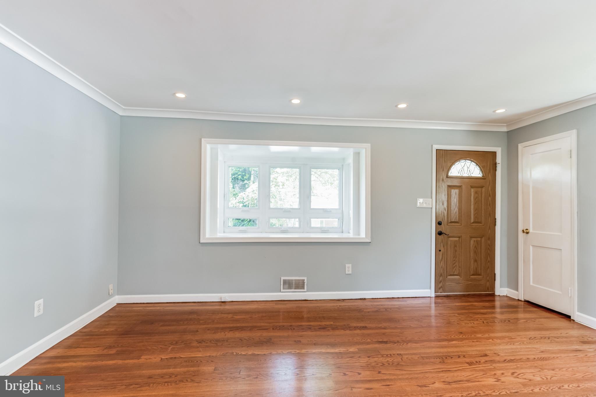 1316 South Buchanan Street Arlington, VA 22204 - Photo 7 of 28 an empty room with wooden floor and windows