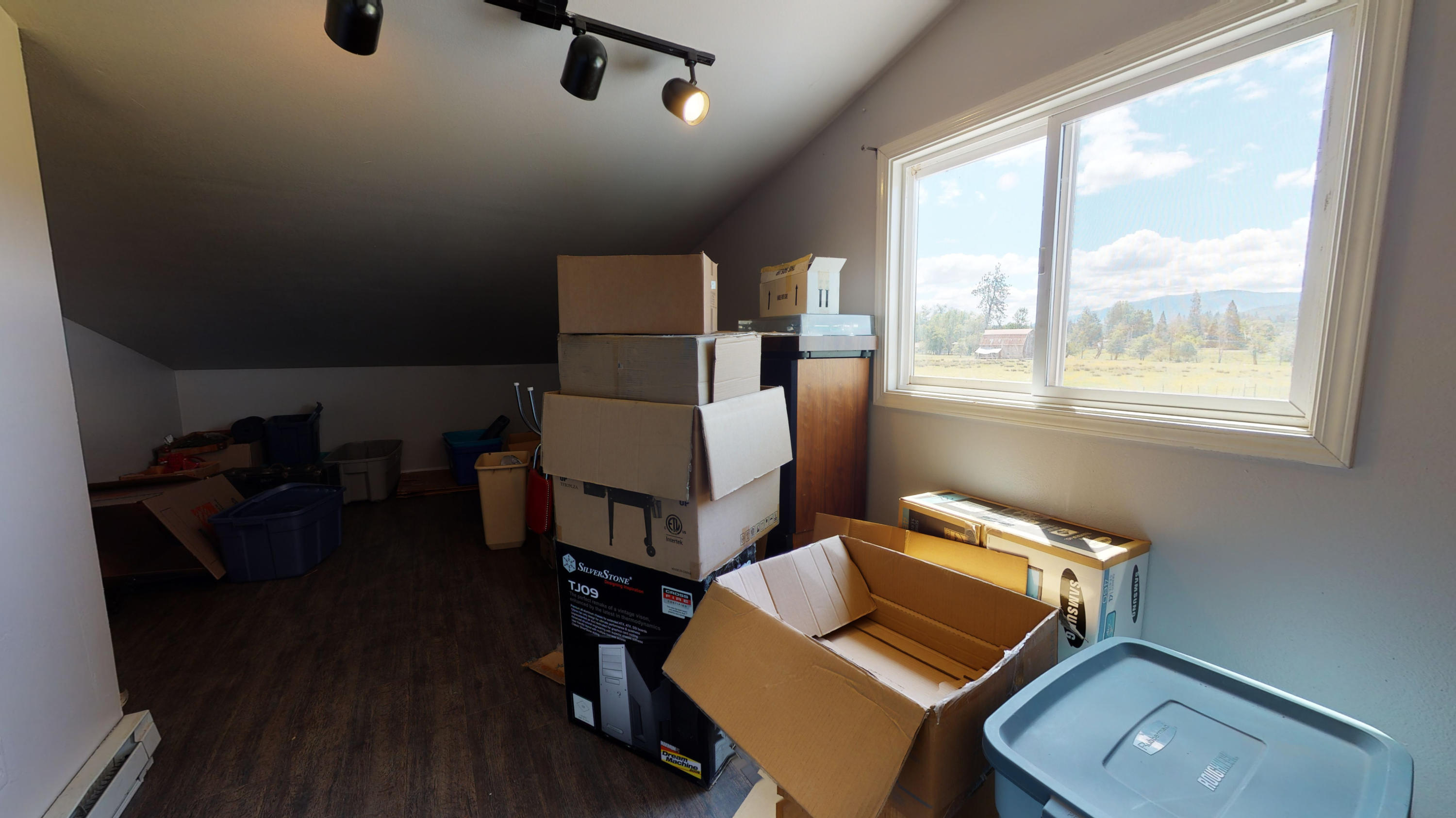 3315 Leonard Road Grants Pass, OR 97527 - Photo 48 of 86 Room above shop