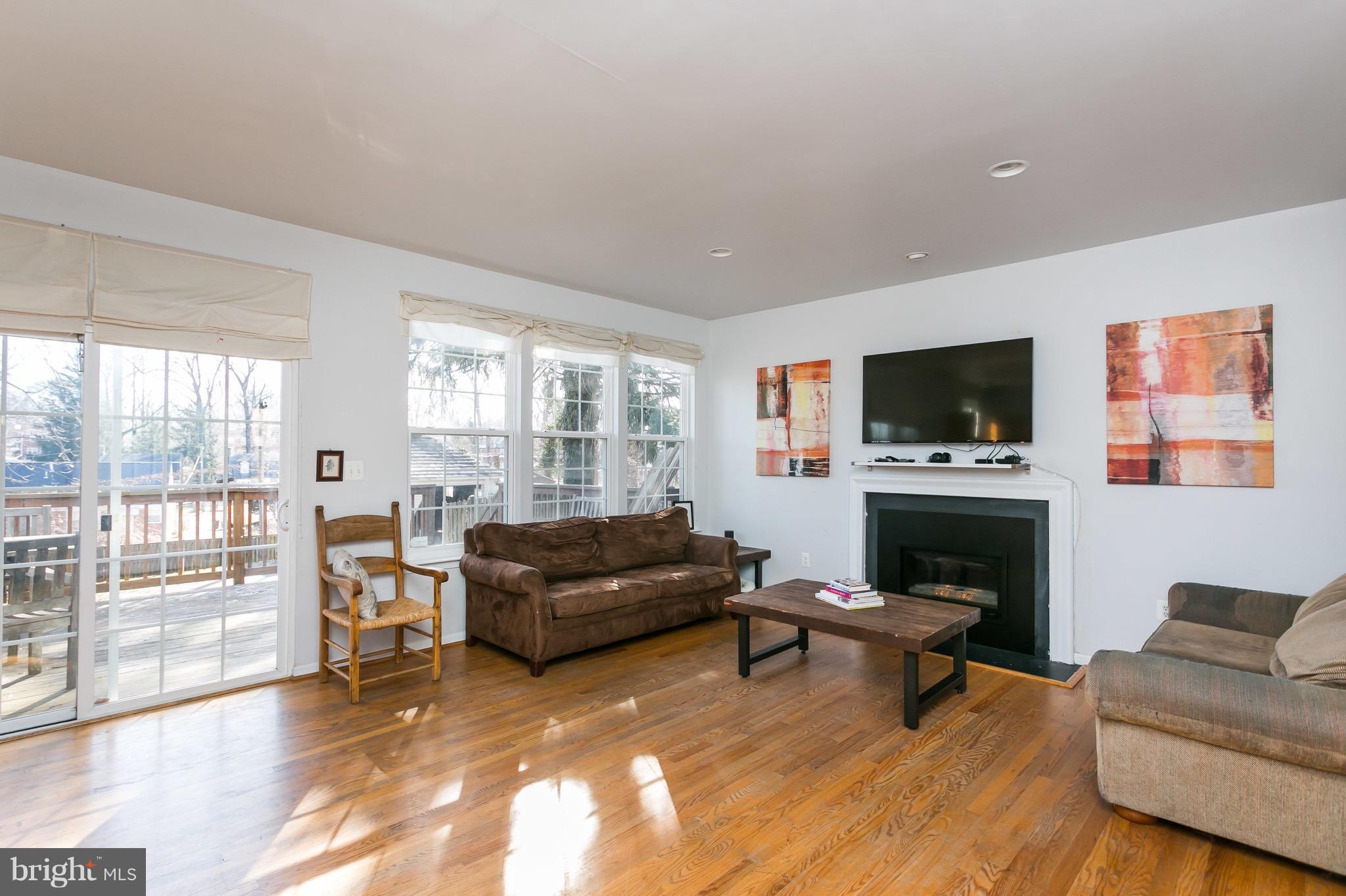 3211 Pinkney Road Baltimore, MD 21215 - Photo 6 of 30 Family Room