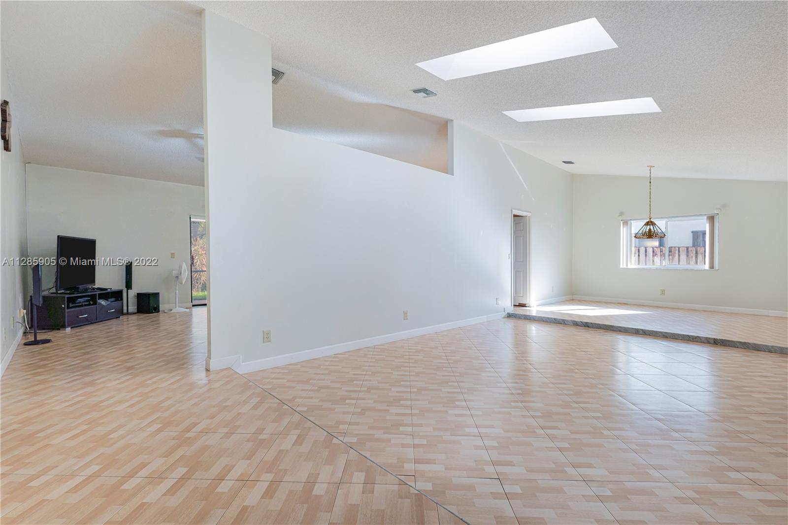 15841 Huntridge Road Davie, FL 33331 - Photo 4 of 26 Gallery Image 4