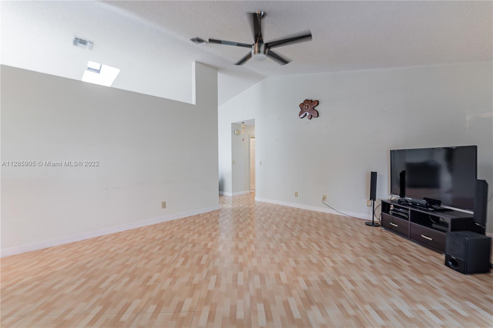 15841 Huntridge Road Davie, FL 33331 - Photo 9 of 26 Gallery Image 9