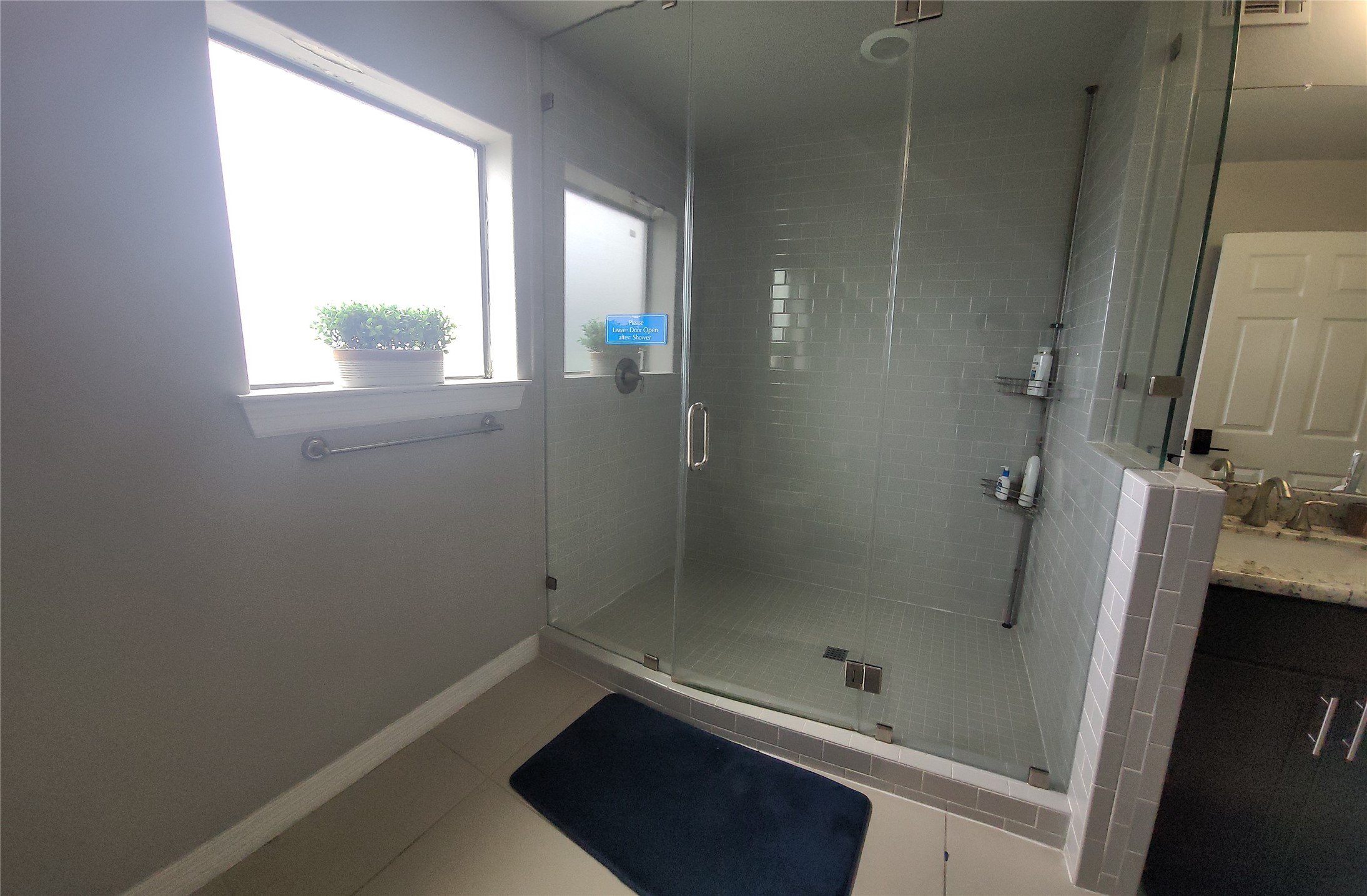 1413 Holly Street, Unit A Houston, TX 77007 - Photo 27 of 33 a bathroom with a bathtub