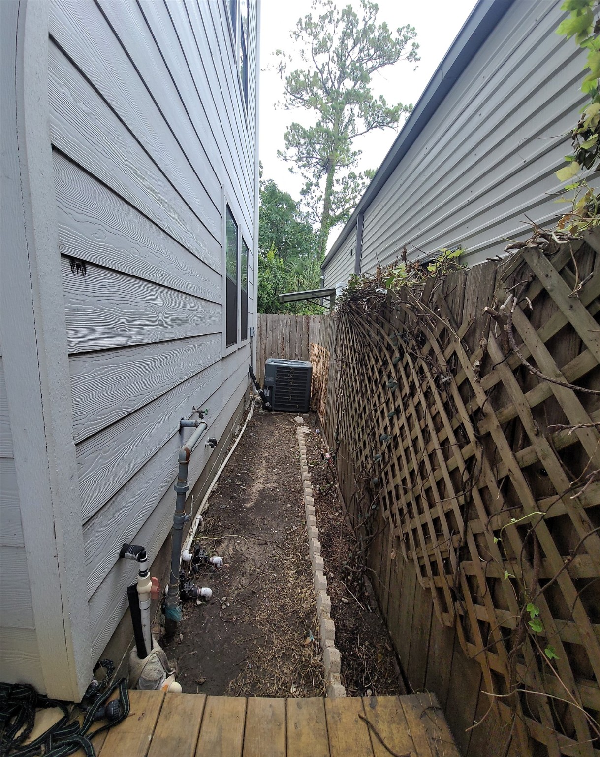 1413 Holly Street, Unit A Houston, TX 77007 - Photo 31 of 33 a backyard of a house