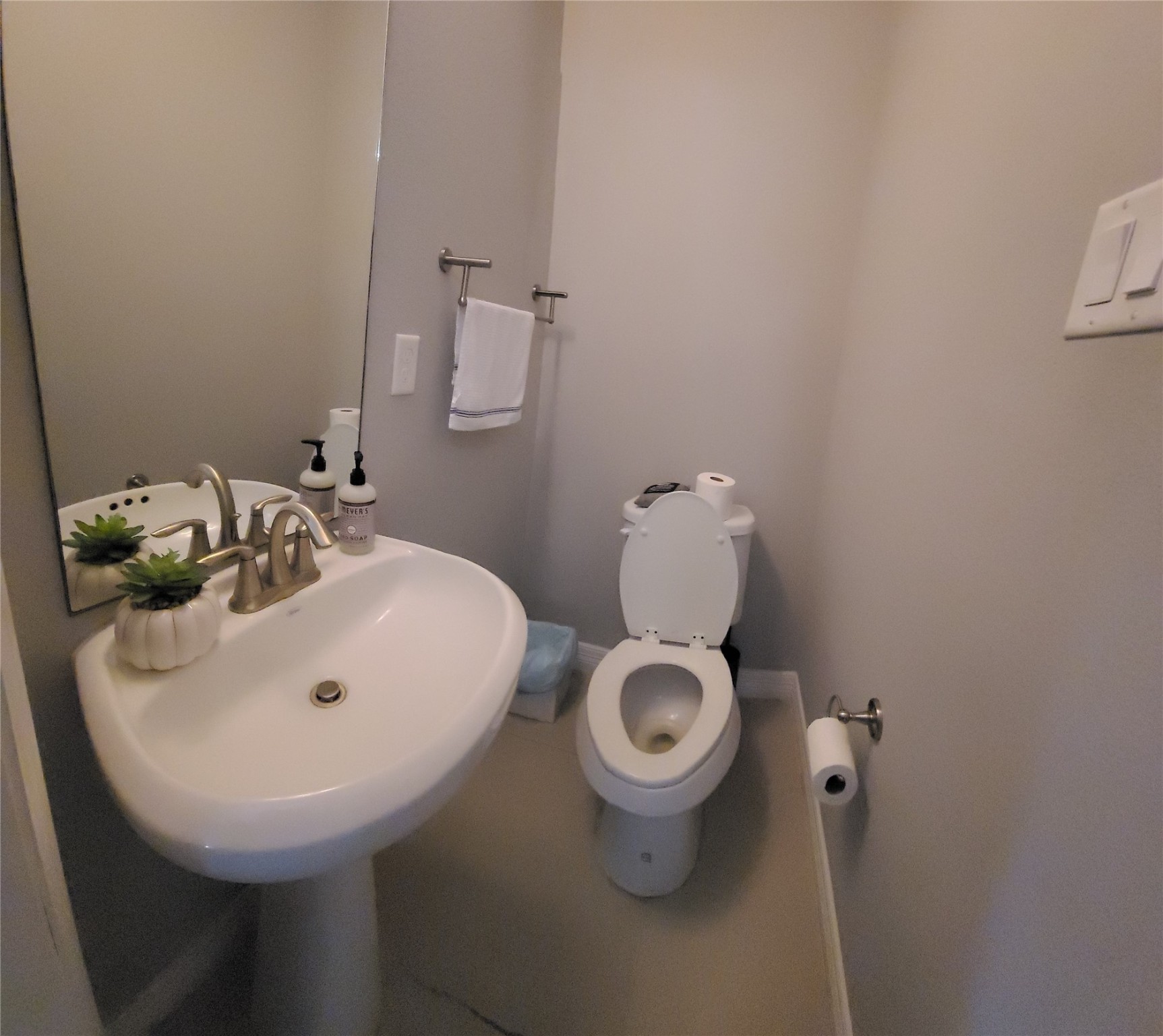 1413 Holly Street, Unit A Houston, TX 77007 - Photo 10 of 33 a bathroom with a sink and a toilet