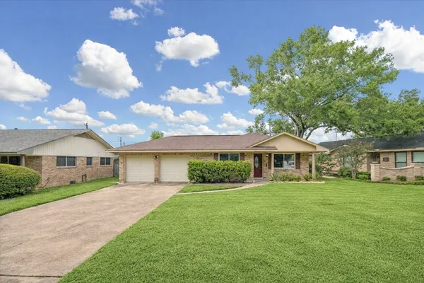 $2,700 | 1607 Willowby Drive, Houston, TX 77008