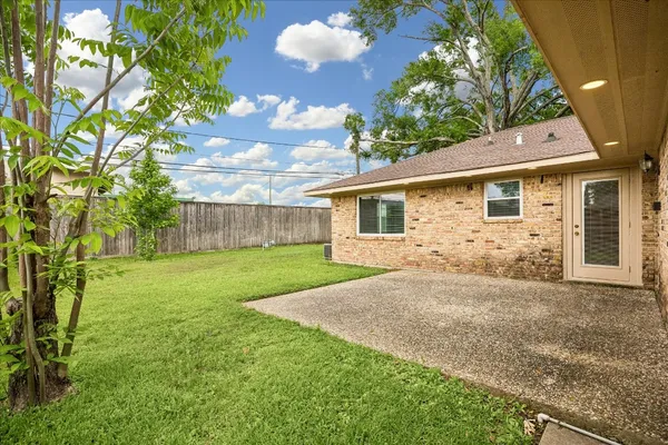 a view of a yard with a house