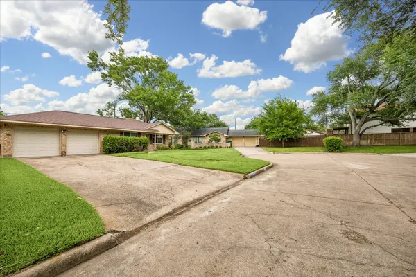 $2,700 | 1607 Willowby Drive, Houston, TX 77008