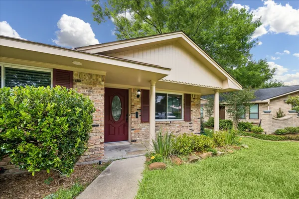 $2,700 | 1607 Willowby Drive, Houston, TX 77008
