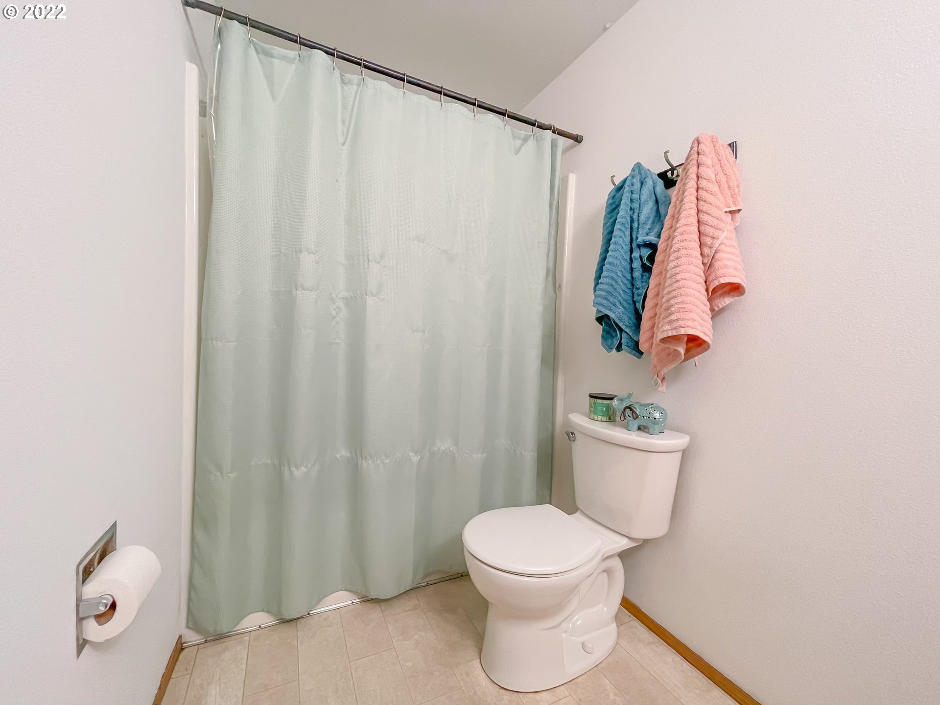 306 Columbia Loop Road Roseburg, OR 97471 - Photo 11 of 17 a bathroom with a toilet and a shower curtain
