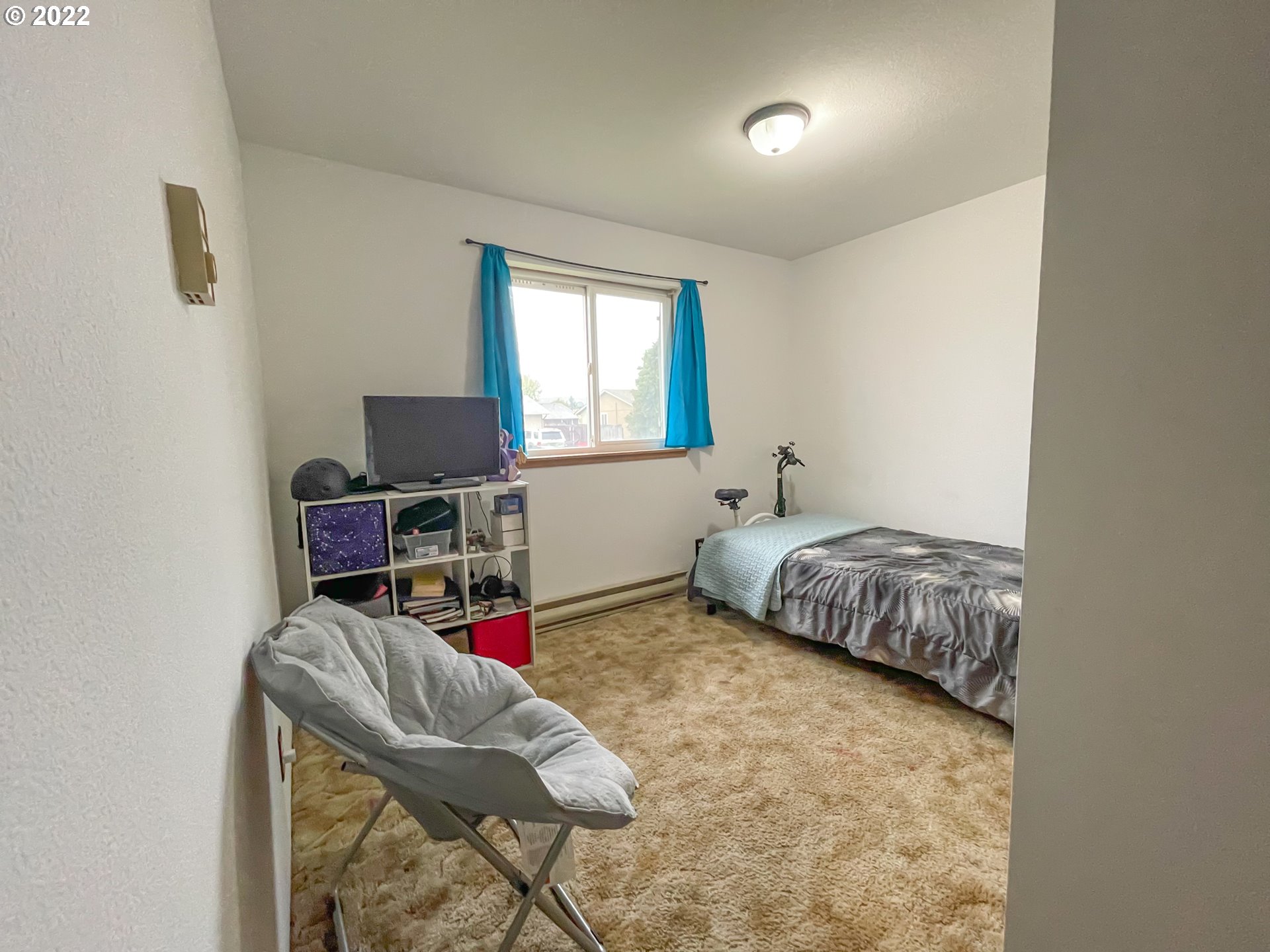 306 Columbia Loop Road Roseburg, OR 97471 - Photo 12 of 17 a bedroom with a bed and a window