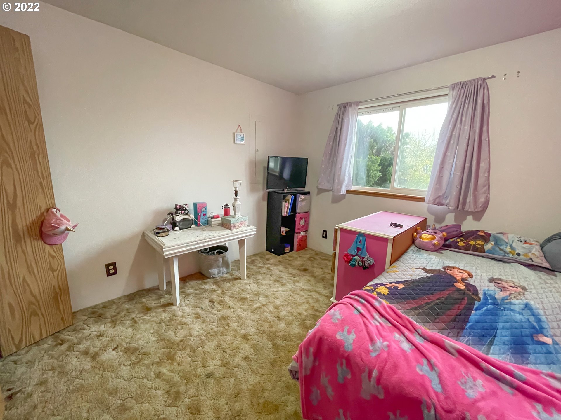 306 Columbia Loop Road Roseburg, OR 97471 - Photo 14 of 17 a living room with furniture and a wooden floor