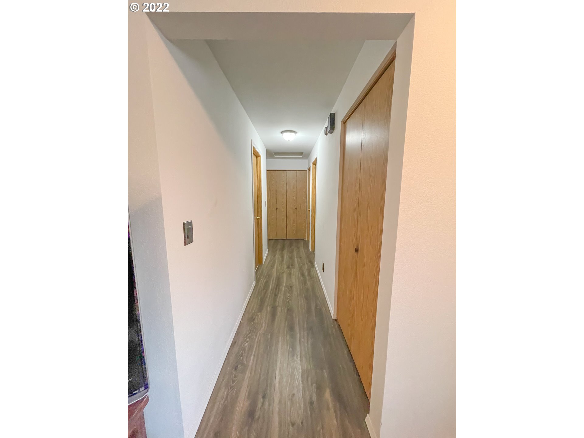 306 Columbia Loop Road Roseburg, OR 97471 - Photo 9 of 17 a view of a hallway with wooden floor