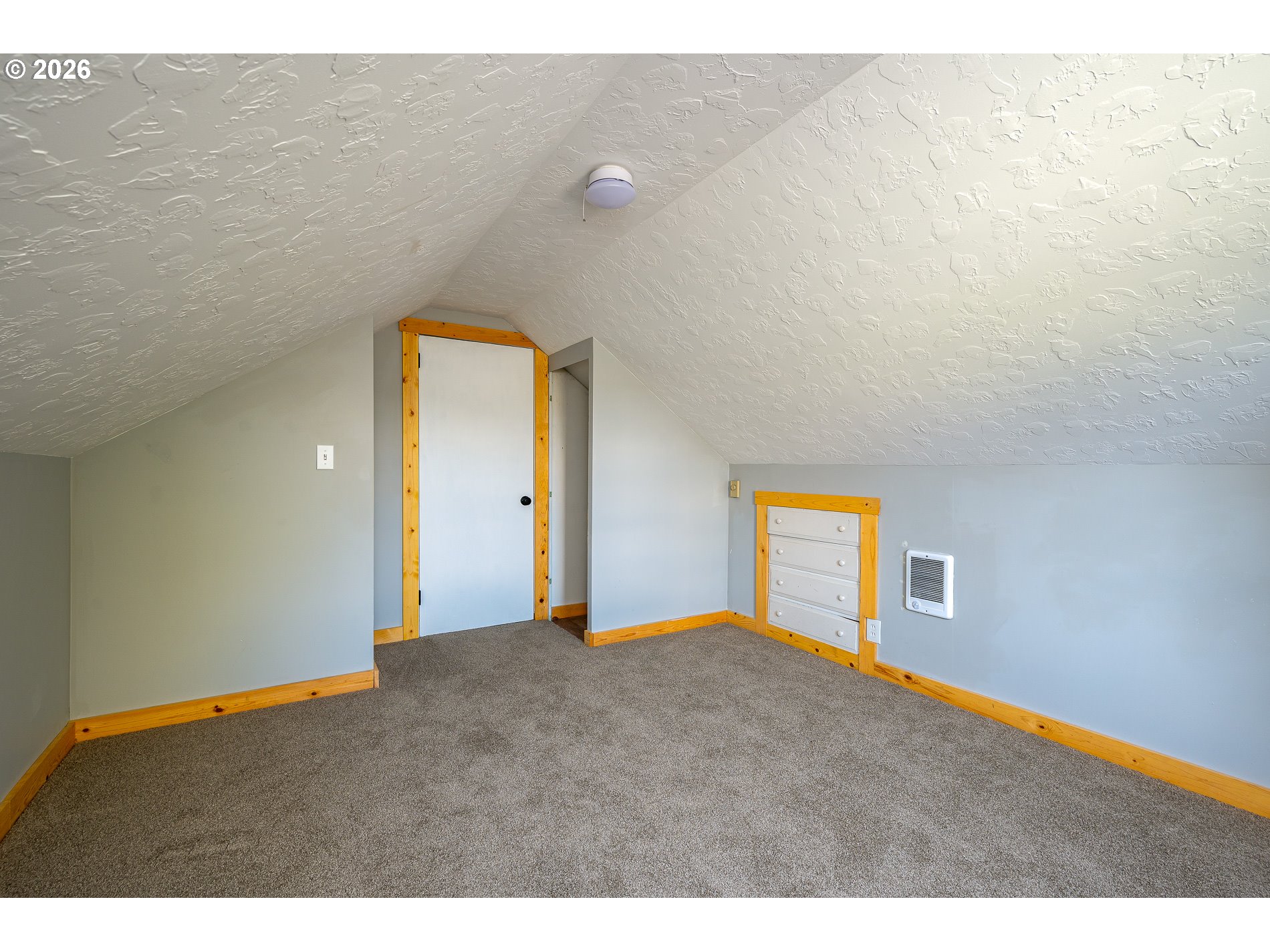 1520 North Maple Street Canby, OR 97013 - Photo 26 of 46 a view of a big room with windows