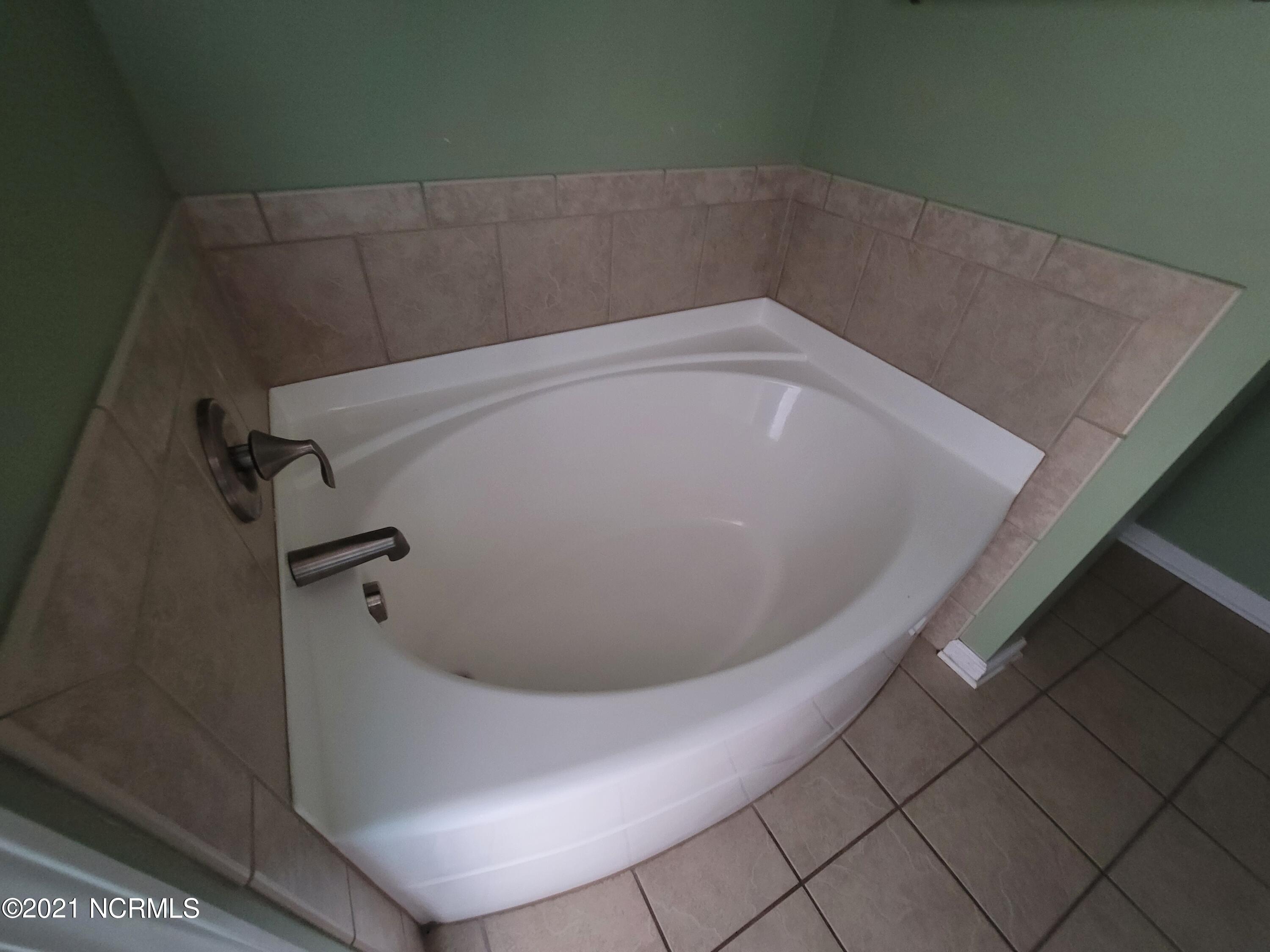 335 Tall Pine Road Havelock, NC 28532 - Photo 13 of 28 Master Bath Tub