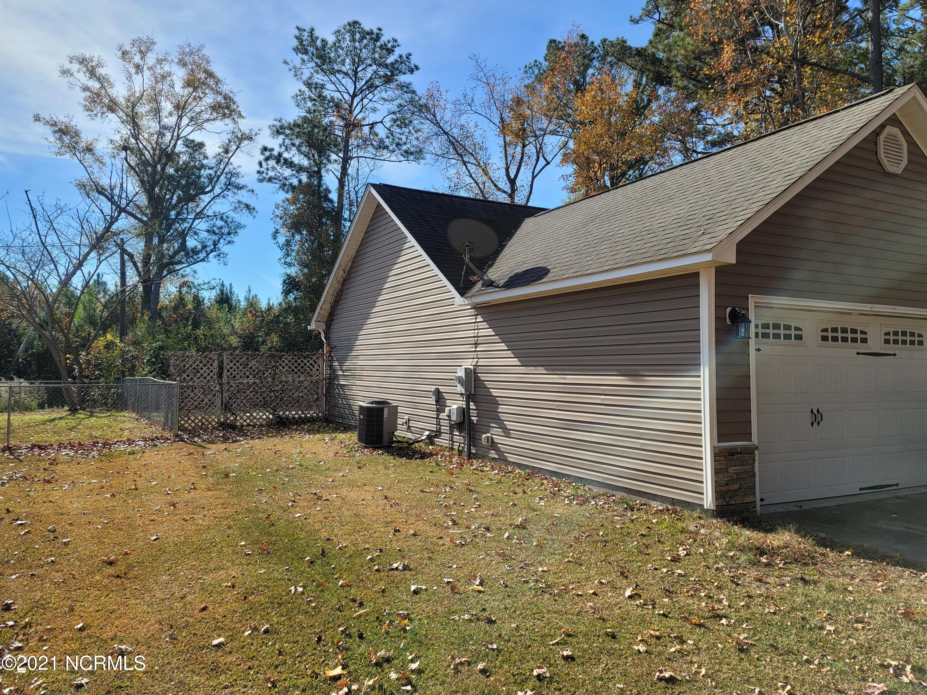 335 Tall Pine Road Havelock, NC 28532 - Photo 2 of 28 Left side of house