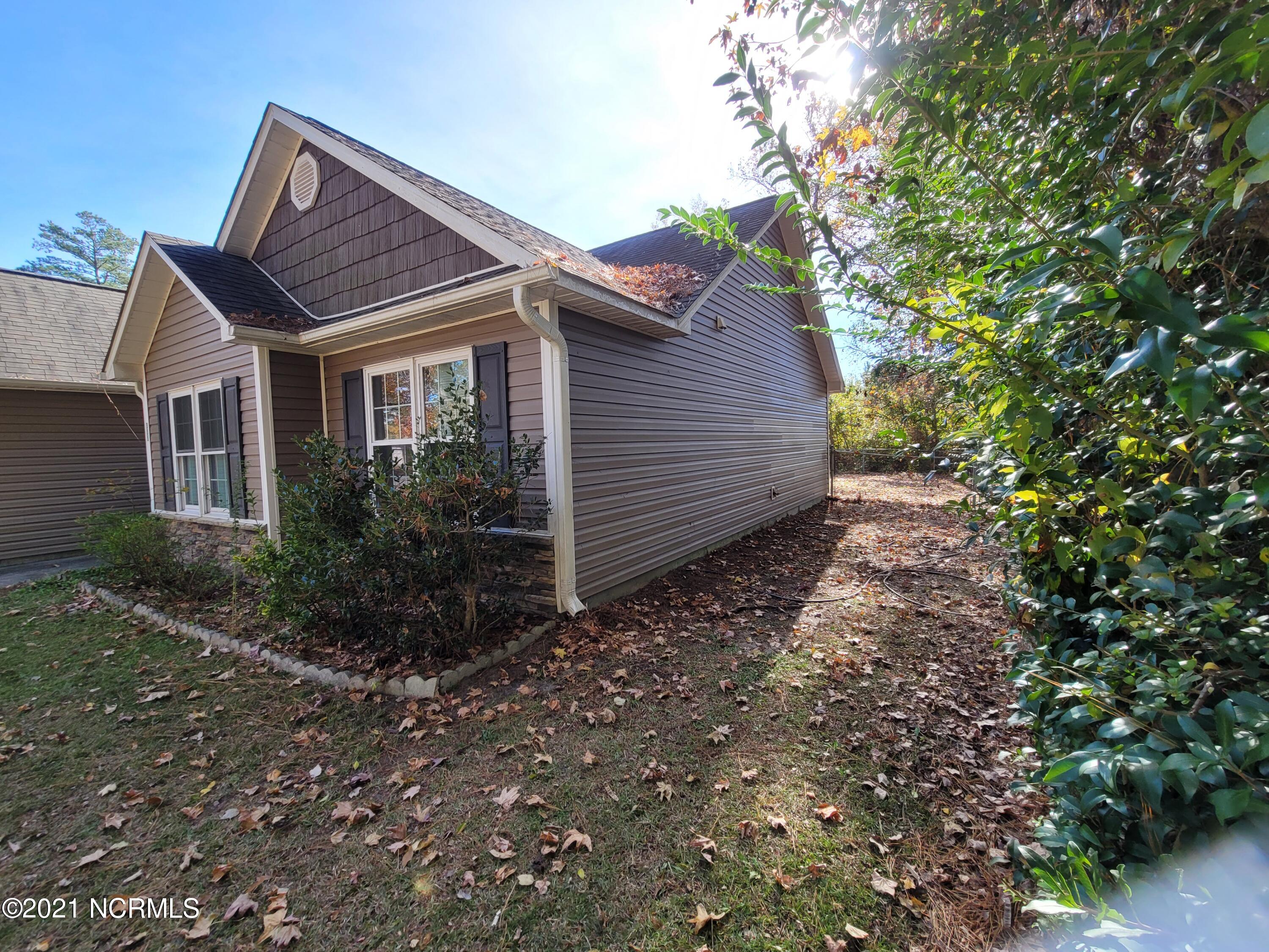 335 Tall Pine Road Havelock, NC 28532 - Photo 3 of 28 Right Side of house