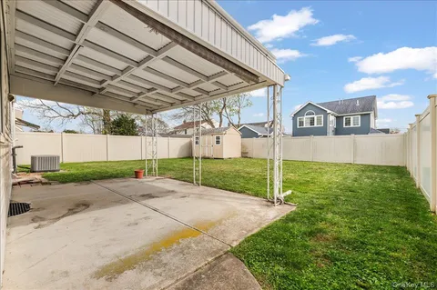 a view of a house with backyard