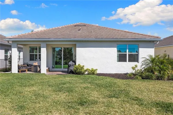 a view of a house with a backyard