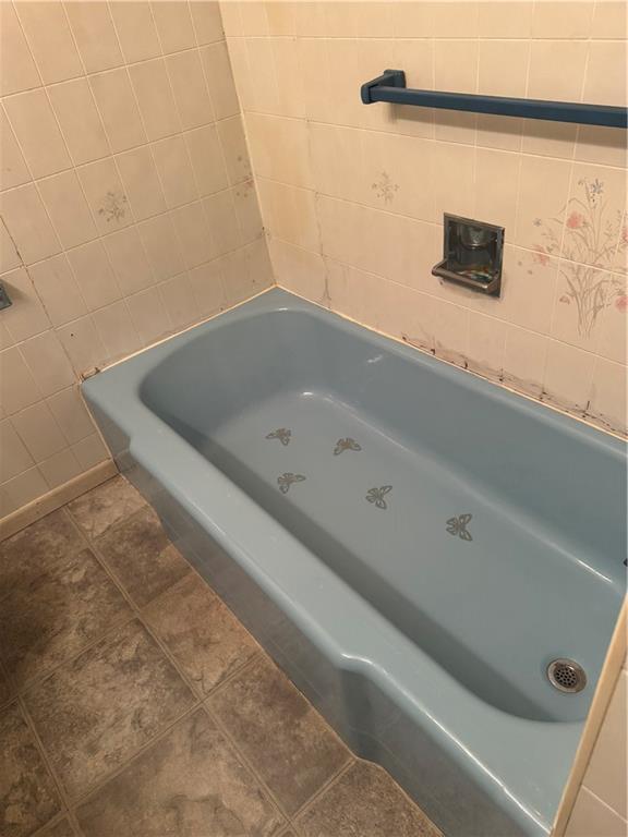 117 Chestnut Ridge Road Acme, PA 15610 - Photo 26 of 36 a bathroom with a bathtub