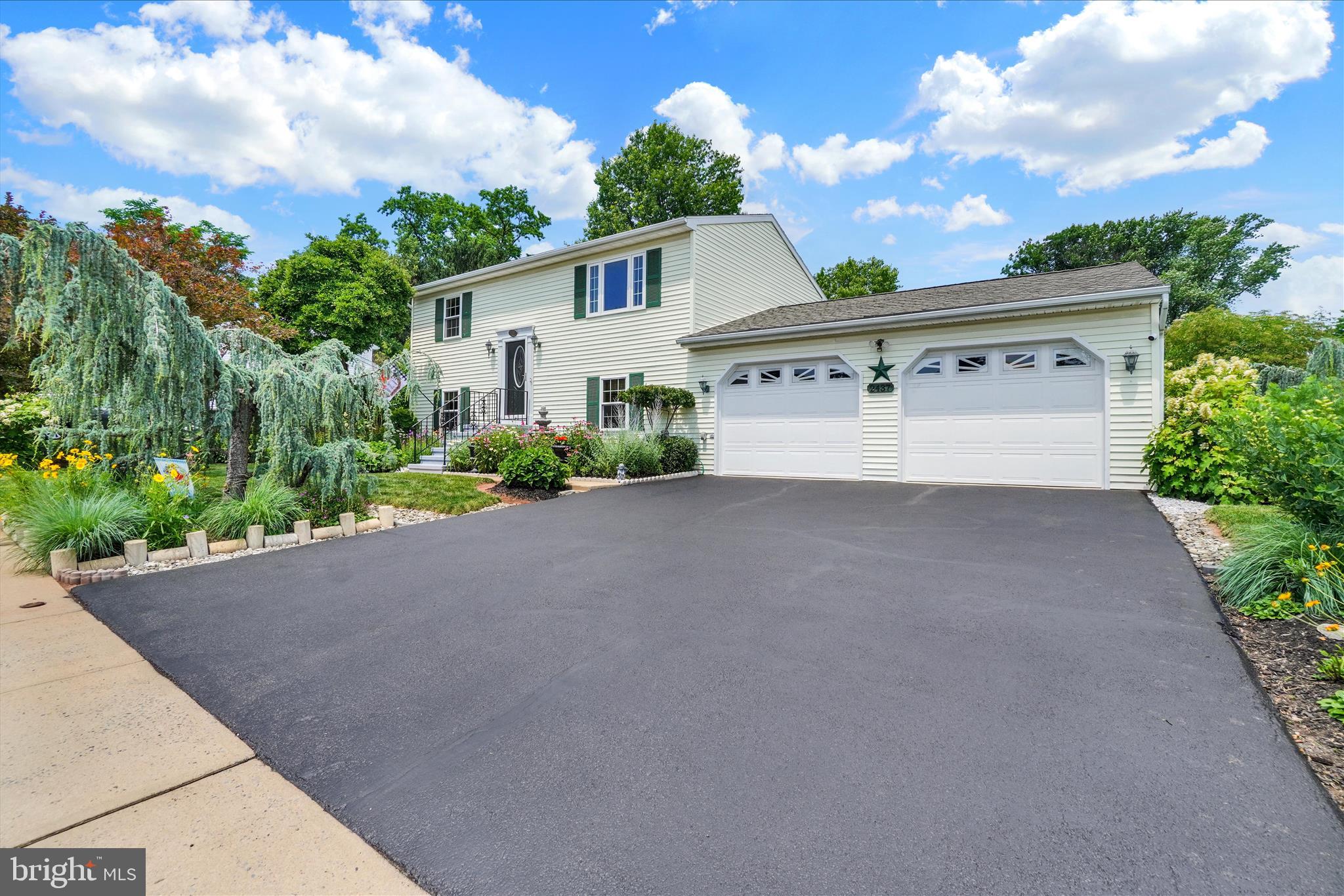 2437 Heather Road York, PA 17408 - Photo 3 of 44