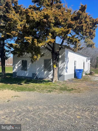 a view of a yard in front of a house