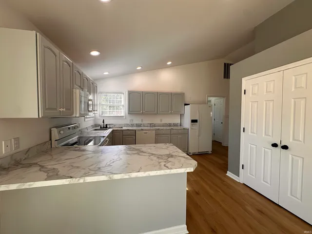 $2,100 | 8477 Countrywood Court, Newburgh, IN 47630