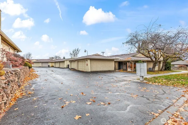 $325,000 | 611 North 50th Avenue, Unit 14, Yakima, WA 98908