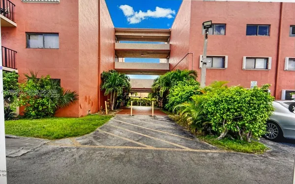 $2,100 | 8095 Northwest 8th Street, Unit 103, Miami, FL 33126