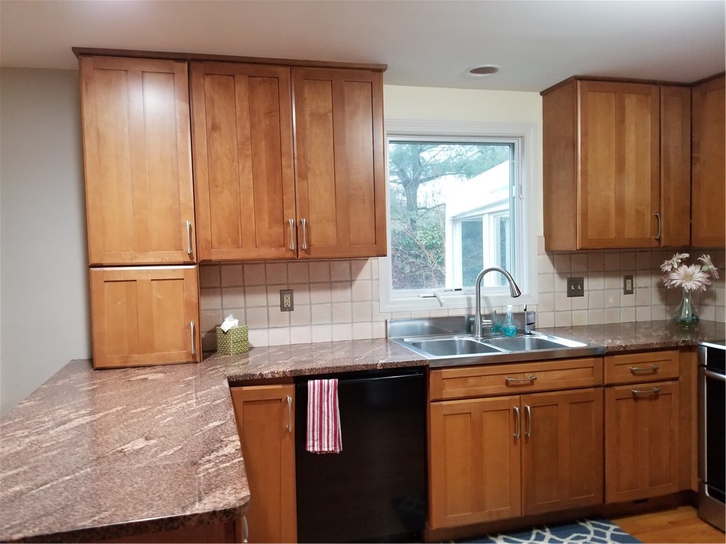 75 Taylor Road Portsmouth, RI 02871 - Photo 12 of 38