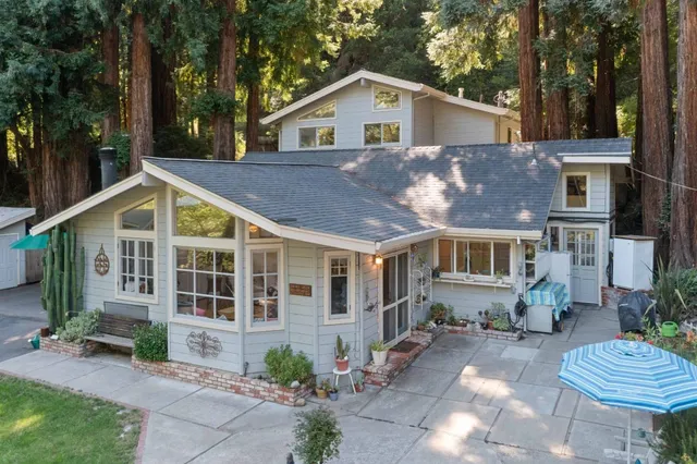 a view of house with a yard