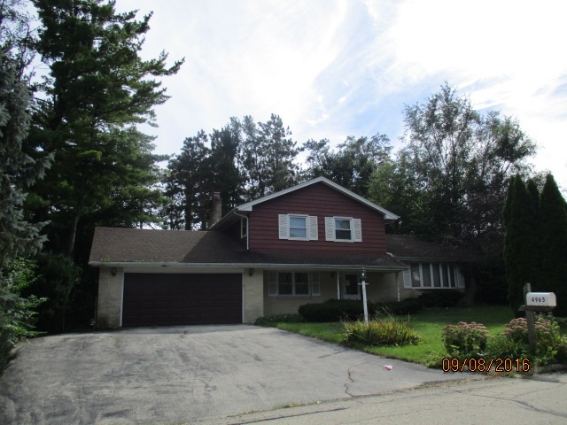 4965 Brigadoon Road Rockford, IL 61107 - Photo 2 of 13 a front view of a house with a garden