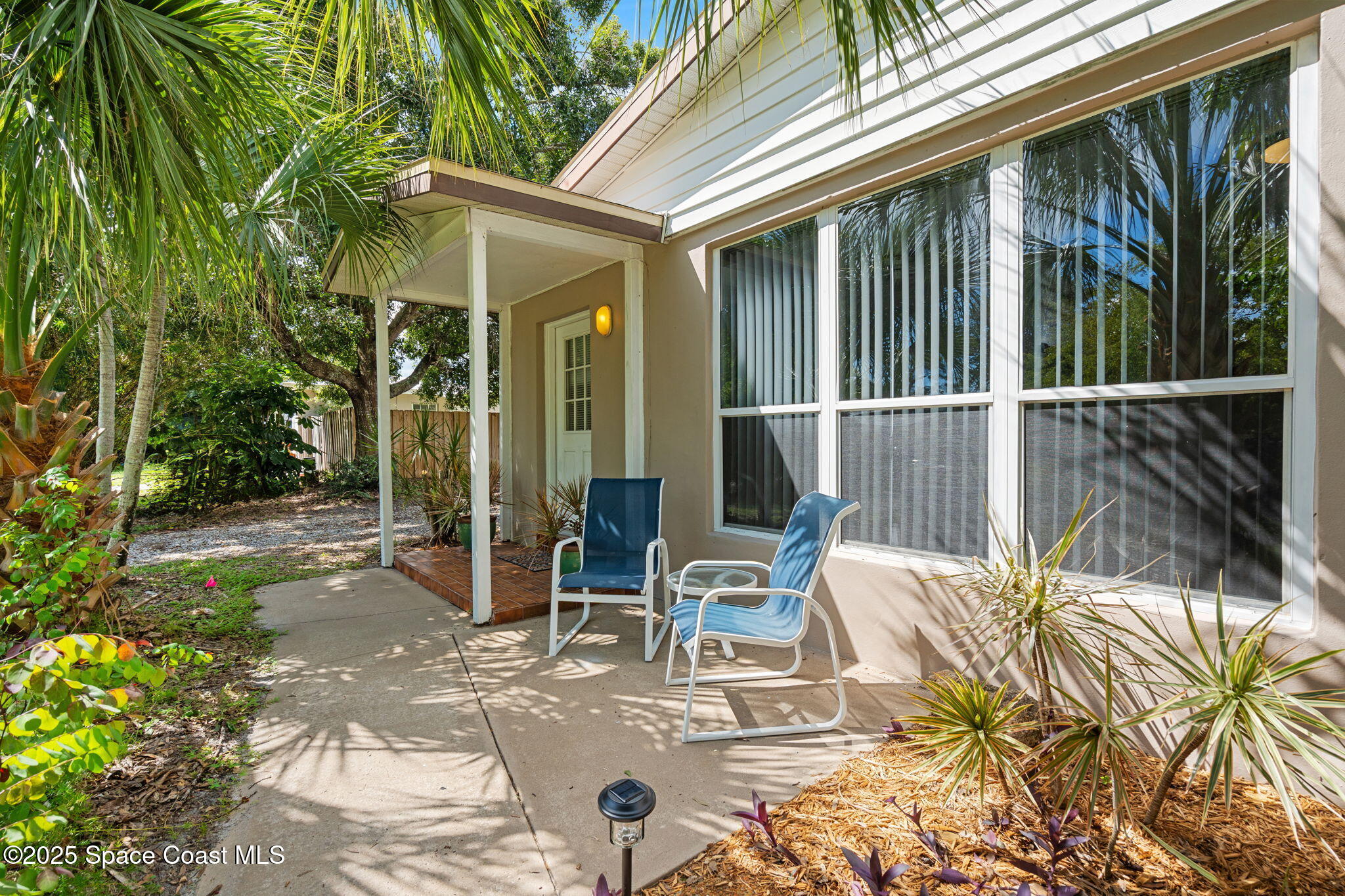 a view of outdoor space yard and porch