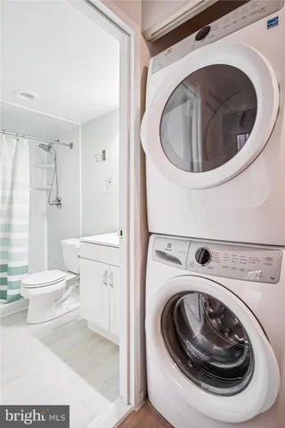 $2,050 | 2300 Pimmit Drive, Unit 1012, Falls Church, VA 22043