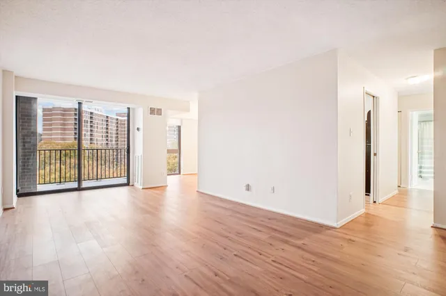 $2,050 | 2300 Pimmit Drive, Unit 1012, Falls Church, VA 22043