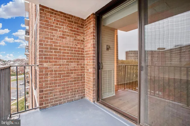 $2,050 | 2300 Pimmit Drive, Unit 1012, Falls Church, VA 22043