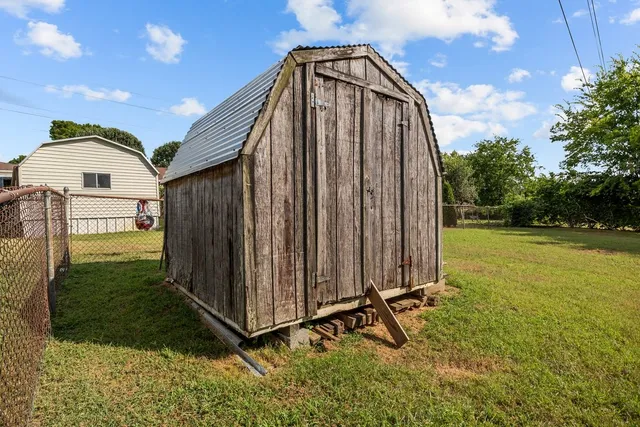a view of a back yard of the house