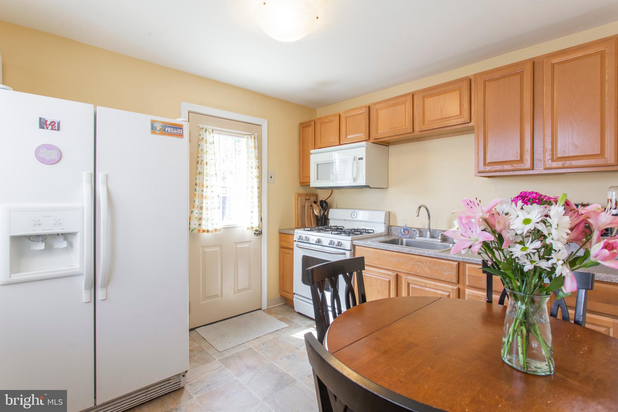 215 Rolling Road Broomall, PA 19008 - Photo 6 of 36 Eat-in Kitchen