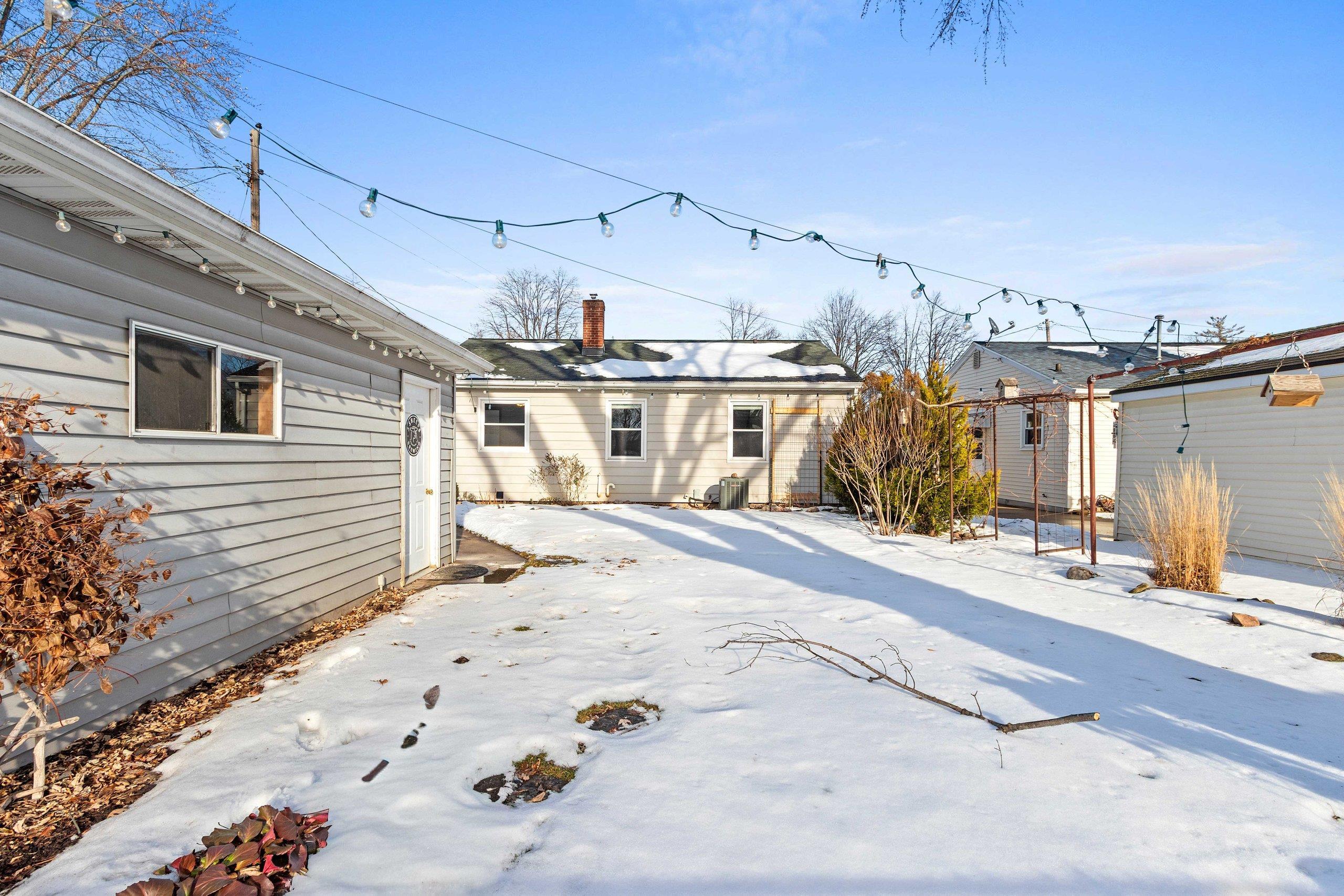 963 Liberty Street Green Bay, WI 54304 - Photo 27 of 37