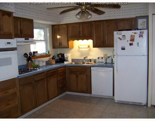 228 Seneca Circle Winfield, WV 25213 - Photo 3 of 8 Kitchen.