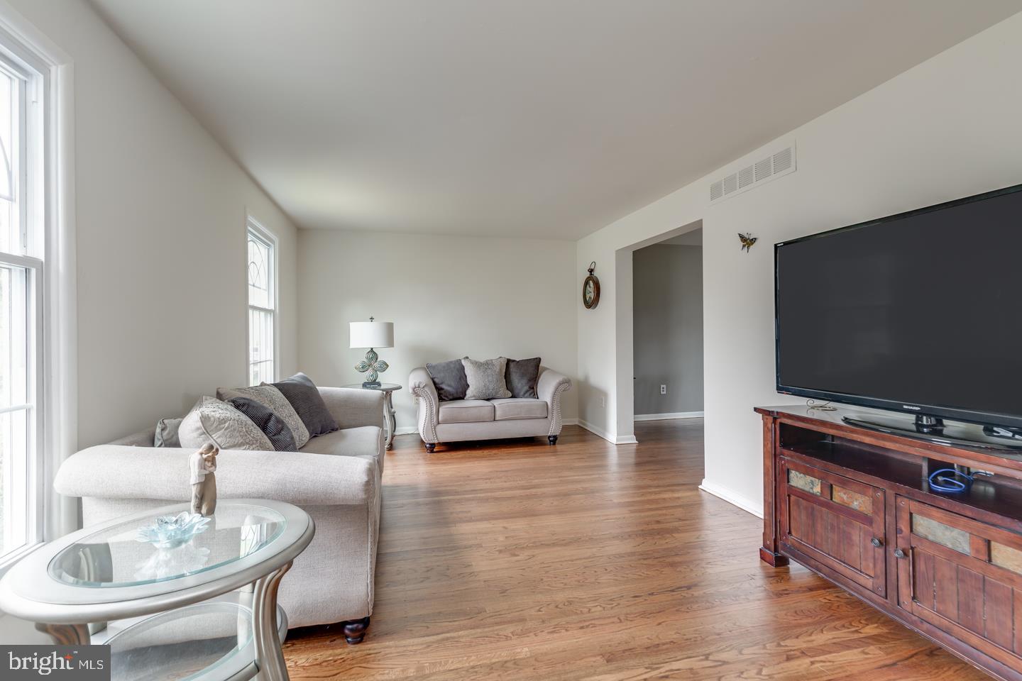 57 Country Club Road Turnersville, NJ 08012 - Photo 5 of 27 living room