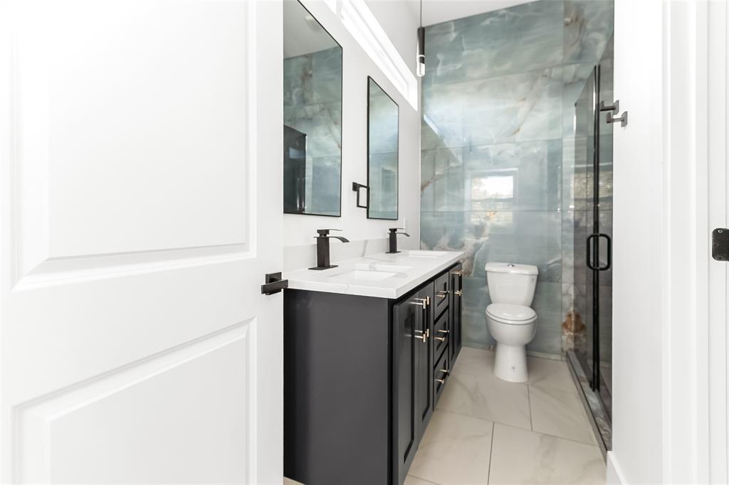 1101 Poindexter Street, Unit A2 Fort Worth, TX 76102 - Photo 15 of 40 a bathroom with a sink and a mirror