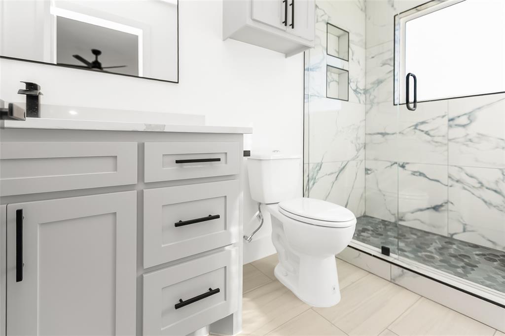 1101 Poindexter Street, Unit A2 Fort Worth, TX 76102 - Photo 22 of 40 a bathroom with a toilet sink and shower