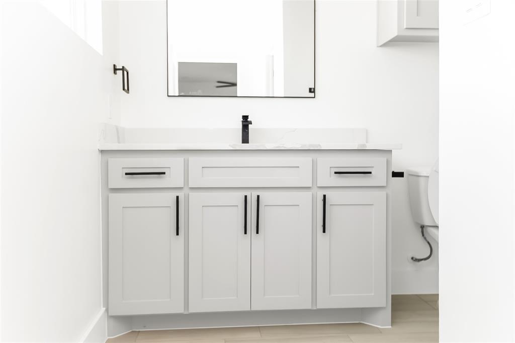 1101 Poindexter Street, Unit A2 Fort Worth, TX 76102 - Photo 27 of 40 a bathroom with a sink and a mirror