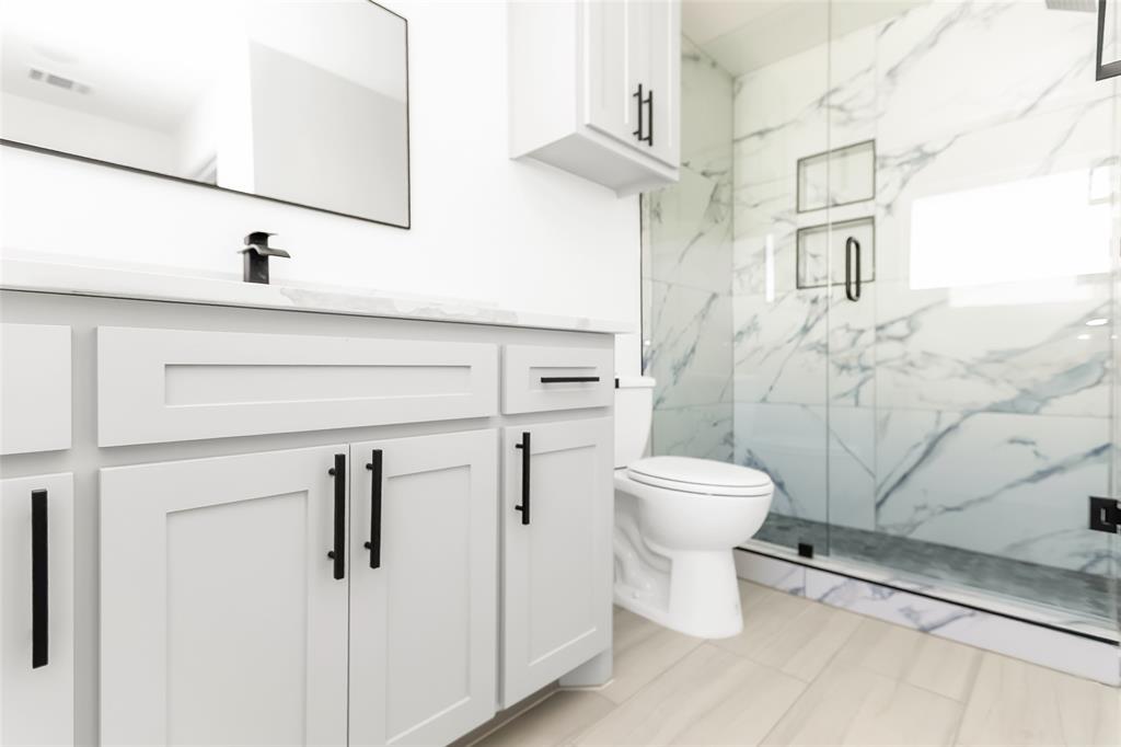 1101 Poindexter Street, Unit A2 Fort Worth, TX 76102 - Photo 29 of 40 a bathroom with a toilet sink and a shower