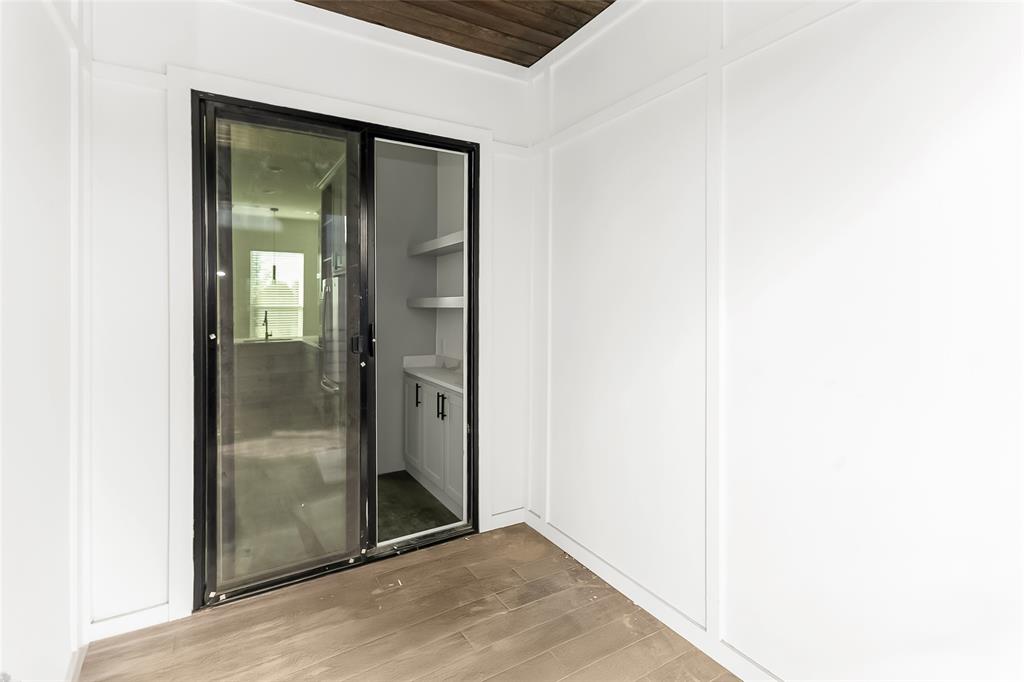 1101 Poindexter Street, Unit A2 Fort Worth, TX 76102 - Photo 10 of 40 a view of a bathroom