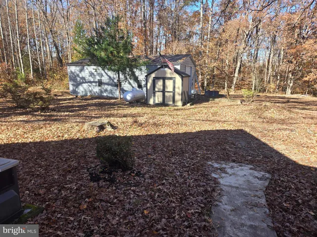 a view of a yard with a house