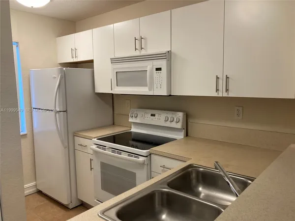 $2,250 | 7985 Northwest 8th Street, Unit 105A, Miami, FL 33126